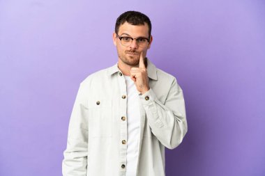 Brezilyalı bir adam soyutlanmış mor arka plan ve düşünce