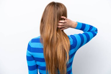 Beyaz arka planda izole edilmiş beyaz tenli genç bir kadın.