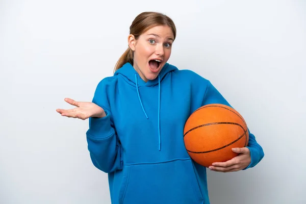 Young Caucasian Woman Playing Basketball Isolated White Background Shocked Facial — 스톡 사진
