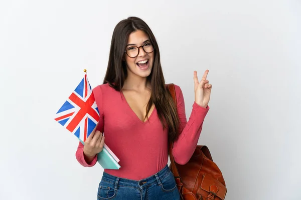 Подростковая Бразильская Девушка Флагом Великобритании Белом Фоне Улыбается Показывает Знак — стоковое фото