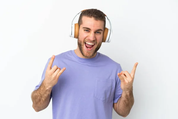 Jonge Knappe Blanke Man Geïsoleerd Witte Achtergrond Luisteren Muziek Maken — Stockfoto