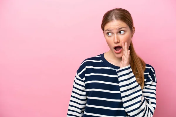 Jonge Kaukasische Vrouw Geïsoleerd Roze Achtergrond Fluisteren Iets Met Verrassing — Stockfoto