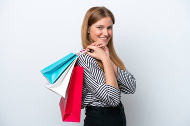 Beyaz arka planda izole edilmiş beyaz kadın elinde alışveriş torbaları tutuyor.
