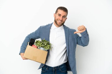 Beyaz arka planda izole edilmiş, gururlu ve kendini beğenmiş şeylerle dolu bir kutuyu alırken genç Kafkasyalı hamle yapıyor.