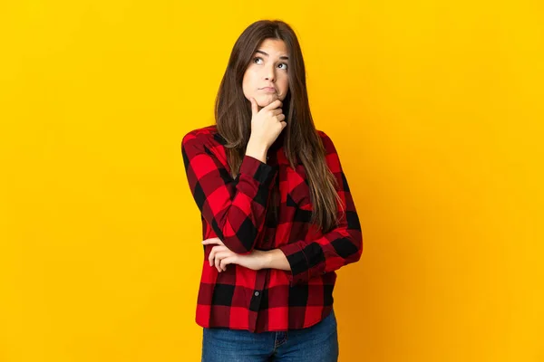 Teenager Brazilian Girl Isolated Yellow Background Having Doubts — Stock Photo, Image