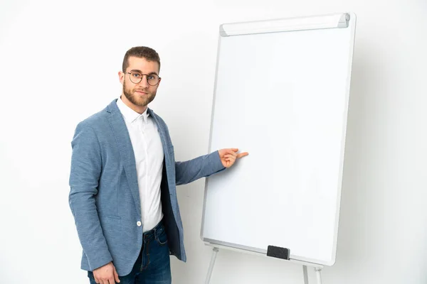 Junge Gutaussehende Kaukasische Mann Isoliert Auf Weißem Hintergrund Eine Präsentation — Stockfoto