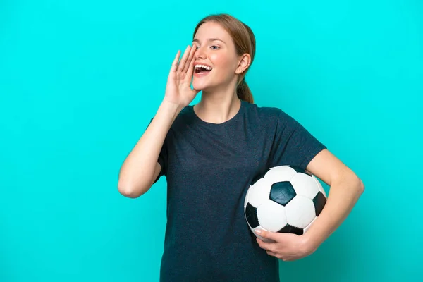 Joven Futbolista Mujer Aislada Sobre Fondo Azul Gritando Con Boca — Foto de Stock