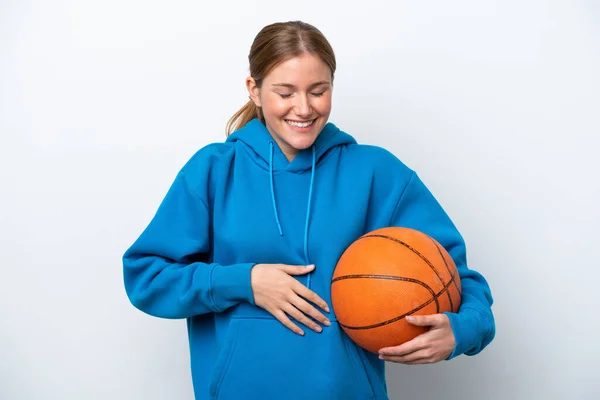 年轻的高加索女子在白人背景下孤身一人打篮球 面带微笑 — 图库照片