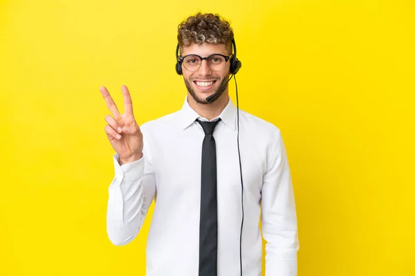 Telemarketer Blondynka Człowiek Pracuje Słuchawki Izolowane Żółtym Tle Uśmiechając Się — Zdjęcie stockowe