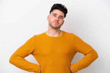 Beyaz arka planda izole edilmiş genç beyaz bir adam kızgın.