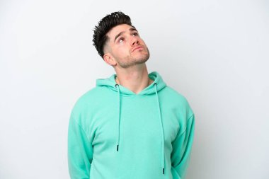 Beyaz arka planda izole edilmiş genç beyaz bir adam var.