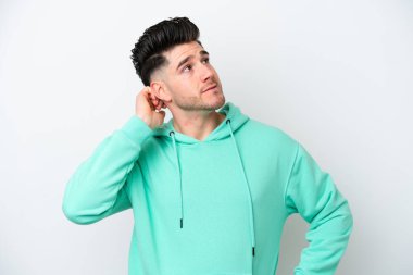 Beyaz arka planda izole edilmiş genç beyaz bir adam bir fikir düşünüyor.