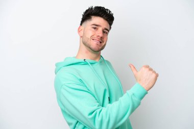 Beyaz arka planda soyutlanmış, gururlu ve kendini beğenmiş beyaz bir adam.