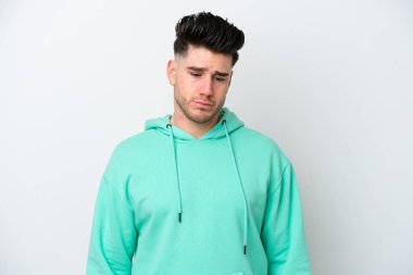 Beyaz arka planda hüzünlü bir ifadeyle izole edilmiş genç beyaz bir adam.