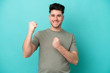 Mavi arka planda izole edilmiş beyaz bir adam zaferi kutluyor.