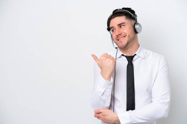 Beyaz arka planda izole edilmiş beyaz pazarlamacı bir ürünü sunmak için yan tarafı işaret ediyor.