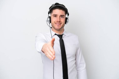 Beyaz arka planda izole edilmiş beyaz pazarlamacı iyi bir anlaşma için el sıkışıyor.