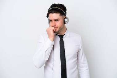 Tele pazarlamacı beyaz arka planda izole edilmiş beyaz bir adam şüpheleri var.