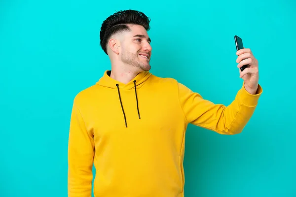 Mavi Arka Planda Izole Edilmiş Genç Beyaz Bir Adam Selfie — Stok fotoğraf