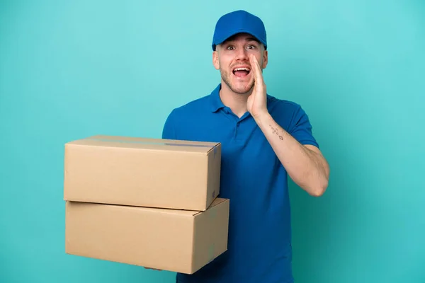 Delivery Caucasian Man Isolated Blue Background Shouting Mouth Wide Open — Stock Photo, Image