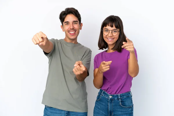 Zole Edilmiş Beyaz Arka Planda Izole Edilmiş Genç Çift Gülümserken — Stok fotoğraf