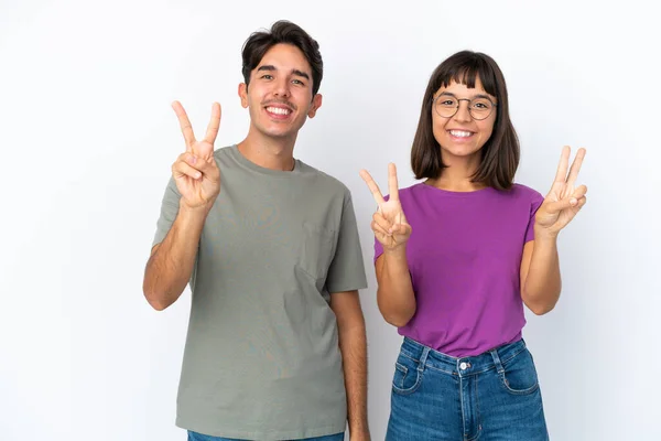 Junges Paar Auf Isoliertem Weißem Hintergrund Lächelt Und Zeigt Siegeszeichen — Stockfoto