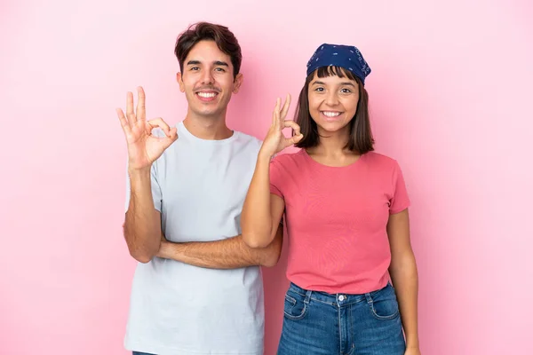 Молодая Пара Изолированы Розовом Фоне Показывая Знак Пальцами — стоковое фото