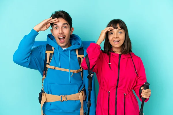 青い背景に隔離された若い登山家のカップルはちょうど何かを実現し 解決策を意図しています — ストック写真