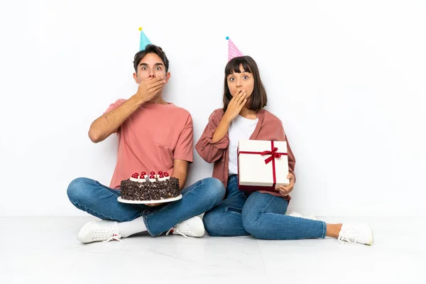 Pareja Joven Raza Mixta Celebrando Cumpleaños Sentada Suelo Aislada Sobre —  Fotos de Stock