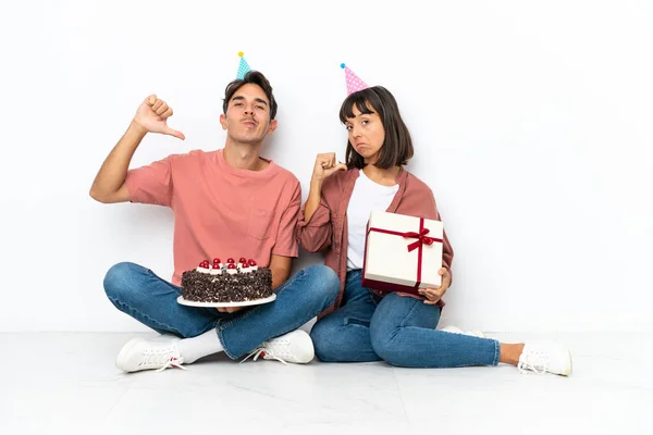 Joven Pareja Raza Mixta Celebrando Cumpleaños Sentado Suelo Aislado Sobre —  Fotos de Stock