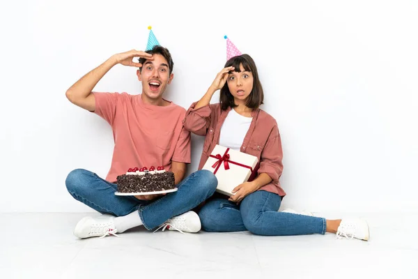 Joven Pareja Raza Mixta Celebrando Cumpleaños Sentado Suelo Aislado Sobre —  Fotos de Stock