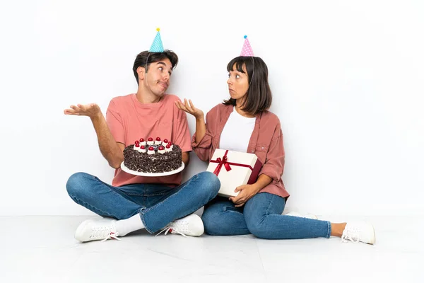 Pareja Joven Raza Mixta Celebrando Cumpleaños Sentada Suelo Aislada Sobre —  Fotos de Stock