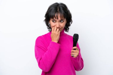 Genç Arjantinli şarkıcı kadın beyaz arka planda izole edilmiş şüpheleri var.