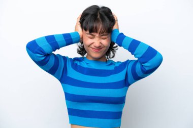 Beyaz arka planda izole edilmiş genç Arjantinli kadın hayal kırıklığına uğramış ve kulaklarını kapatmış