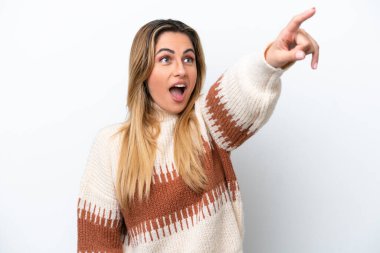 Beyaz arka planda izole edilmiş genç beyaz kadın...