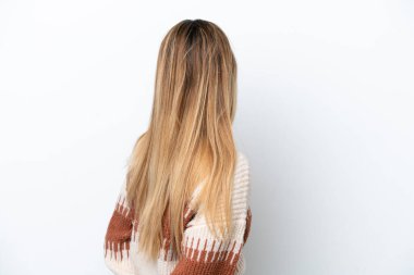 Beyaz arka planda izole edilmiş beyaz tenli genç bir kadın.