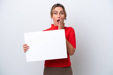 Beyaz arka planda izole edilmiş beyaz bir kadın boş bir levha tutuyor ve bağırıyor.