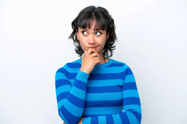 Young Argentinian Woman Isolated White Background Having Doubts Confuse Face — Stock Photo, Image