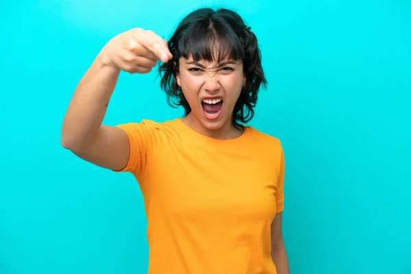 Junge Argentinierin Isoliert Auf Blauem Hintergrund Frustriert Und Nach Vorne — Stockfoto