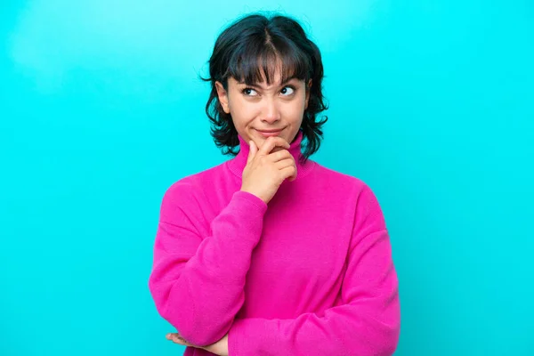 Jeune Femme Argentine Isolée Sur Fond Bleu Ayant Des Doutes — Photo