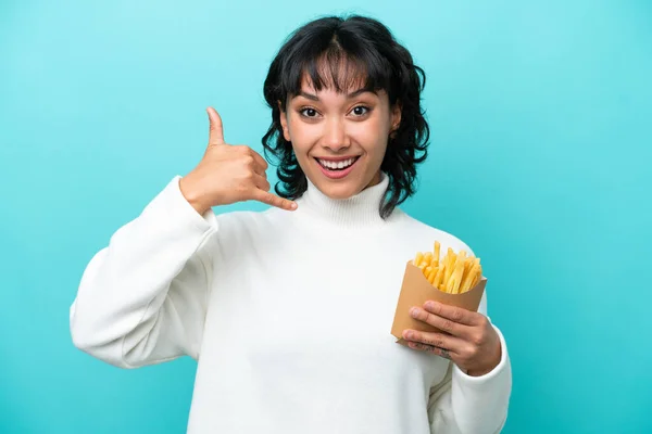 Jeune Femme Argentine Tenant Des Frites Isolées Sur Fond Bleu — Photo