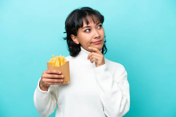 Jong Argentijnse Vrouw Met Gebakken Chips Geïsoleerd Blauwe Achtergrond Met — Stockfoto