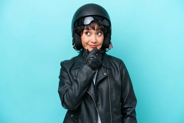 Jeune Femme Argentine Avec Casque Moto Isolé Sur Fond Bleu — Photo