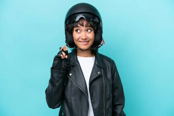 Jonge Argentijnse Vrouw Met Een Motorfiets Helm Geïsoleerd Blauwe Achtergrond — Stockfoto