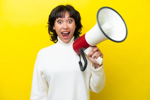 Jonge Argentijnse Vrouw Geïsoleerd Gele Achtergrond Met Een Megafoon Met — Stockfoto