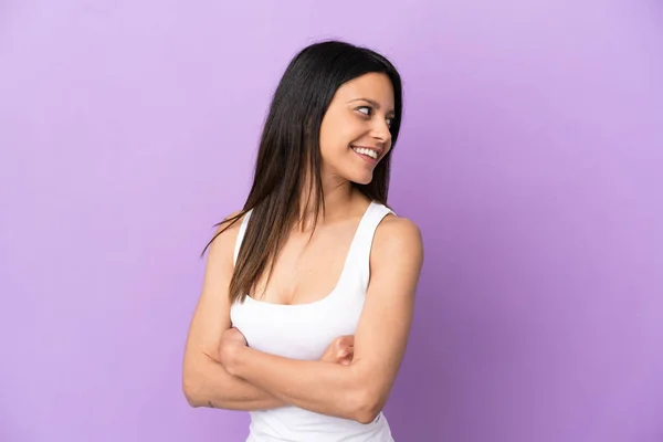 Mulher Caucasiana Jovem Isolado Fundo Roxo Olhando Para Lado Sorrindo — Fotografia de Stock