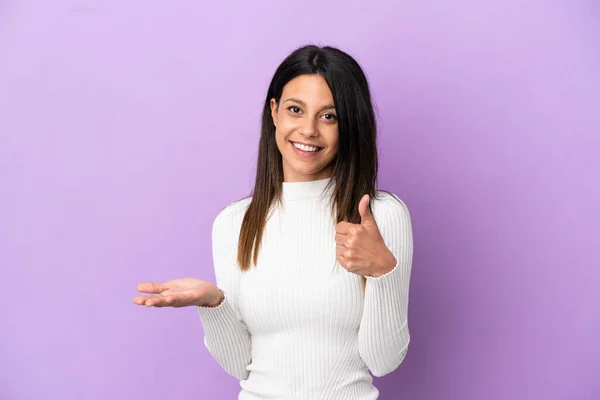 Junge Kaukasische Frau Isoliert Auf Lila Hintergrund Hält Kopierraum Imaginären — Stockfoto