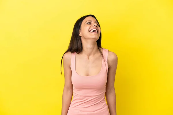 Junge Kaukasische Frau Isoliert Auf Gelbem Hintergrund Lacht — Stockfoto