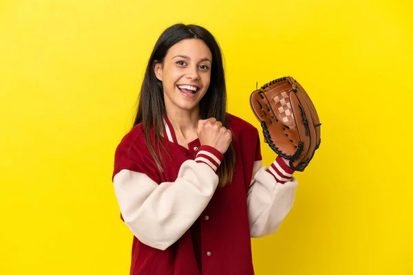 若いです白人女性は黄色の背景に孤立した野球をプレイ勝利を祝う — ストック写真