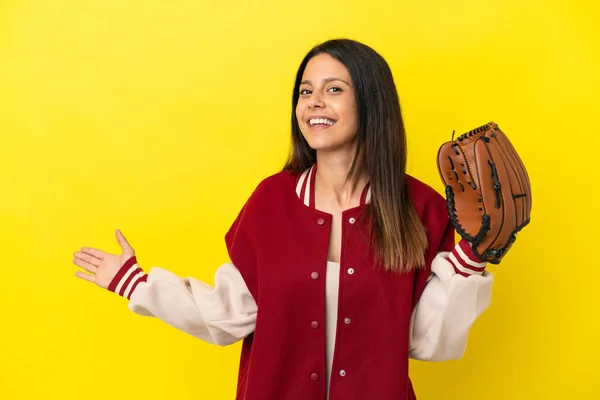 Young Caucasian Woman Playing Baseball Isolated Yellow Background Extending Hands — ストック写真